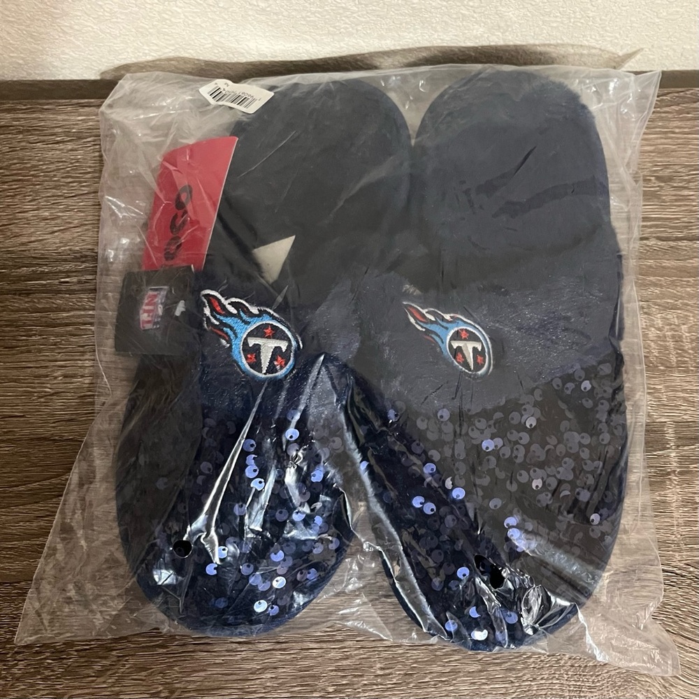 FOCO NFL TENNESSEE TITANS Team Logo Sequin Fashion Slippers